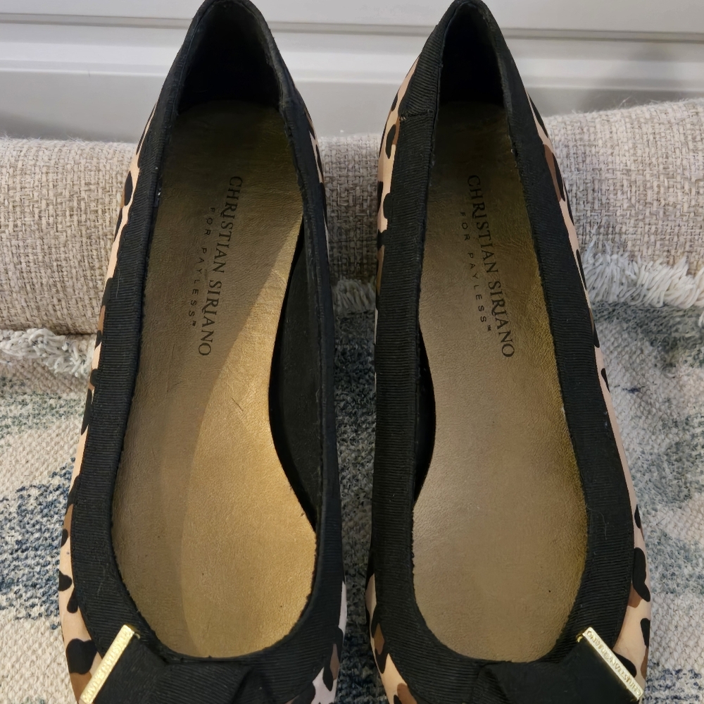 Christian Sirjano size 7 flat shoes